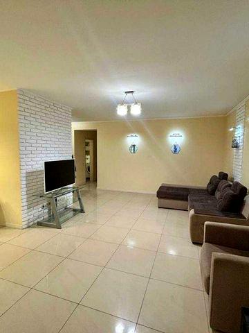 Оренда 2-кімн. квартири з кухнею-вітальнею в Центрі міста з паркомісцем