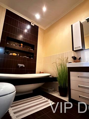 Літературна вул., 1а