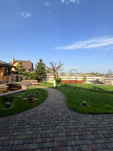 Продаж просторий та сучасний будинок комфорт-класу.