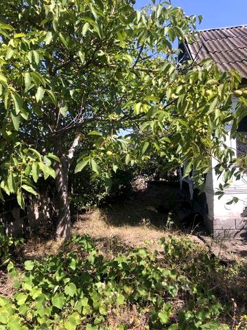 Продається теплий будинок в центрі селеща.