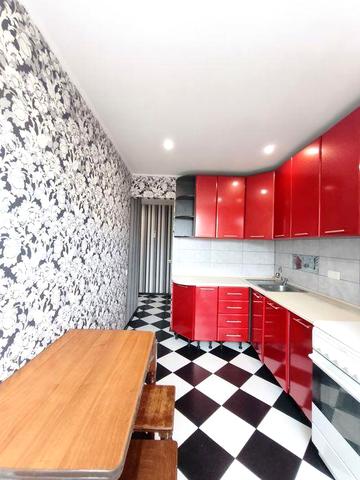 Центр. Трьох кімнатна в будинку в якому не виключають світло.