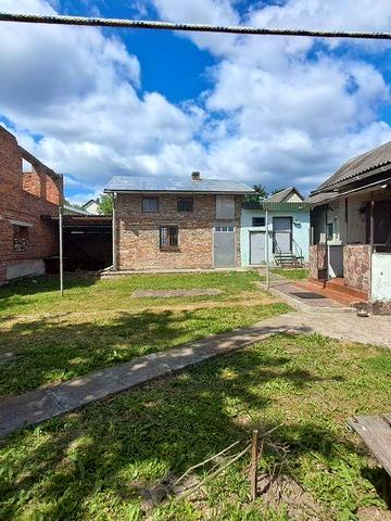 Продаж ділянки із незавершеним домом та будиночком