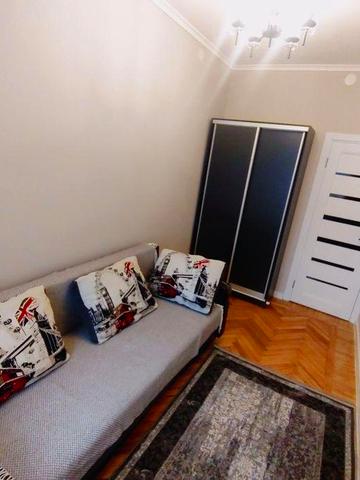 Задам 2х кімн. кв. у центрі біля метро.