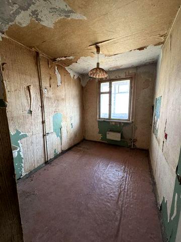 Продам 92 бригада 20 б,2 комнатная с отличным потенциалом