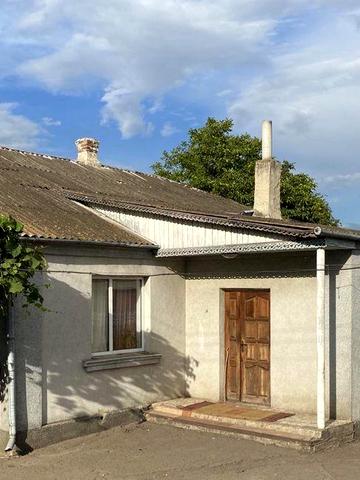 Будинок з літнею кухньою на горбочку біля річки!