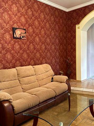 Продаж ексклюзиву біля Оперного театру на кривій липі