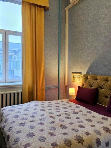 Богдана Хмельницького вул., 10