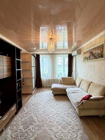 Продам светлую ,  трехкомнатную квартиру на 1 этаже, сталинка!!!