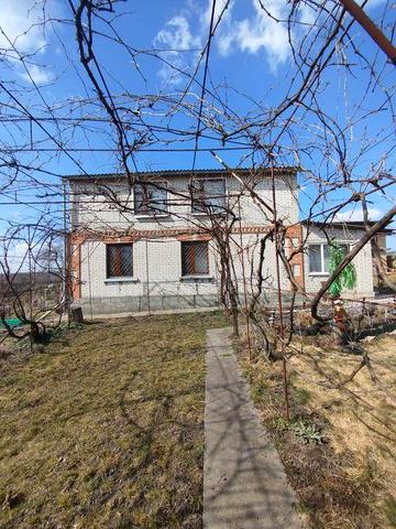 Продається просторий будинок  у затишному селі Червоне.