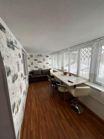 Продається простора квартира(можливо під бізнес)