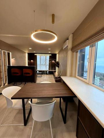 Літературна вул., 10-Б