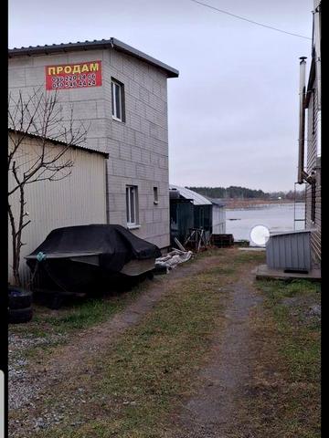 Продам будинок на березі річки.
