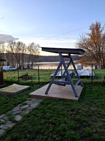 Здається Будинок біля Дністра.