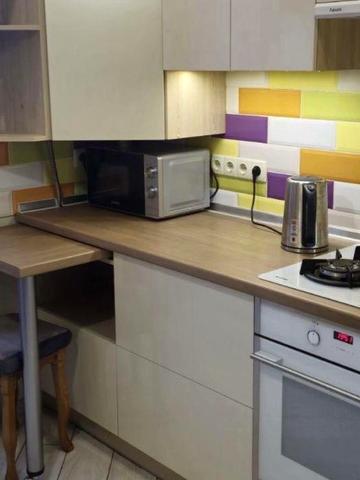 Панянка 65 Поділ гарний стан парковка у дворі