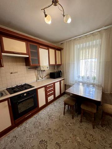 Оренда трикімнатна квартира вул. Новгородська. Центр