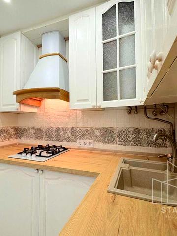Продам 1 кімнатну квартиру, цоколь вул. Січова 31
