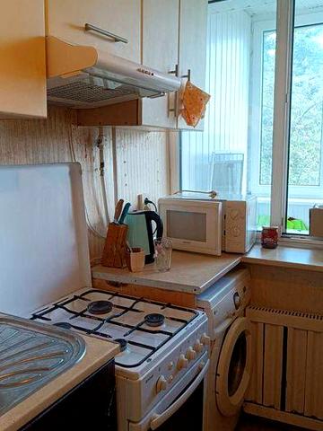 Здам в оренду маленьку1кімнатну готельну на Борщагівці 4\9ц Коласа 1а