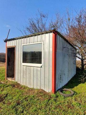 Продам дачный участок возле озера с контейнерами