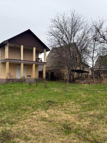 Здається на довгий термін будинок - дача по Житомирській трасі у Любимівці.  2 поверхи, 2 спальні. камін. 10 соток,
