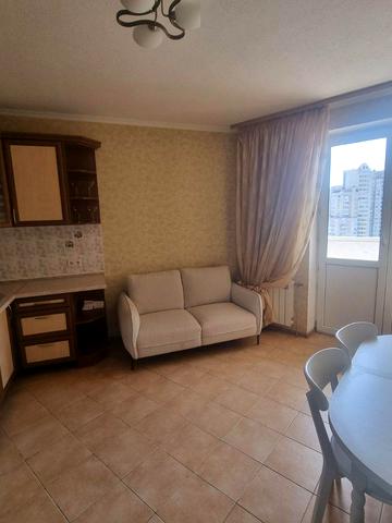 Срібнокільська вул., 1