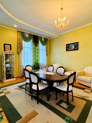 Михайла Грушевського вул., 1