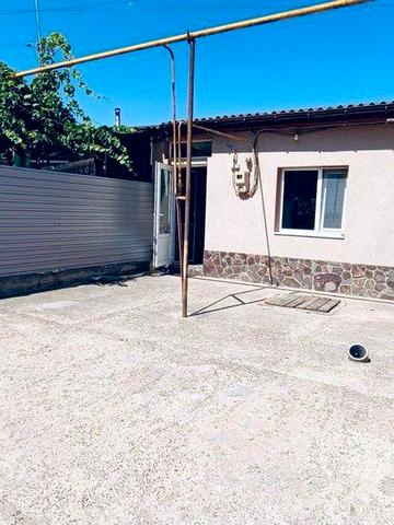 Квартира з приватним двором