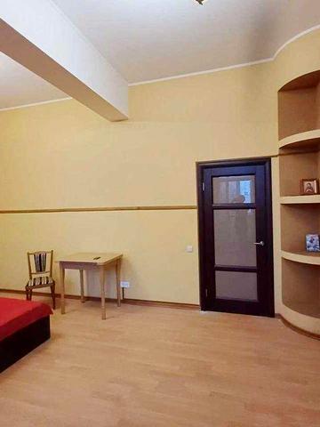 Затишна 1-кімнатна квартира 63 м², високі стелі, вул. Гашека 18