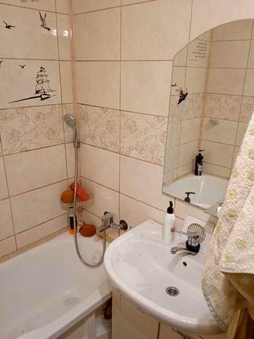 Сдается 4-комнатная квартира на левом берегу  1 мкр