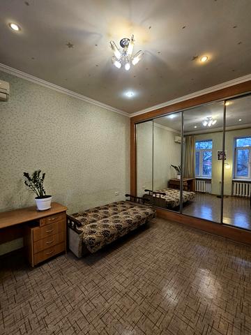 Богдана Хмельницького вул., 11