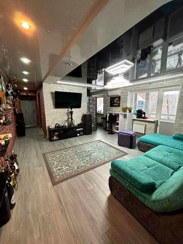 Продається трьох кімнатна квартира