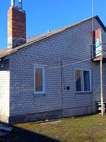 Капітальний будинок в центрі села