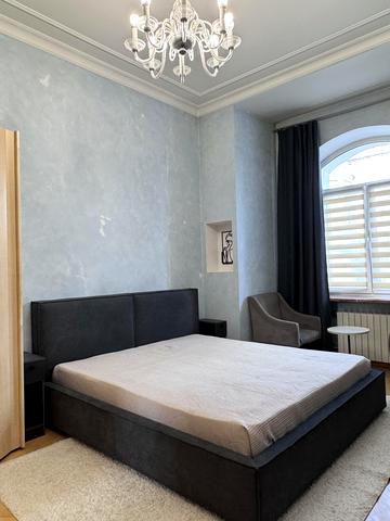 Богдана Хмельницького вул., 9-Б