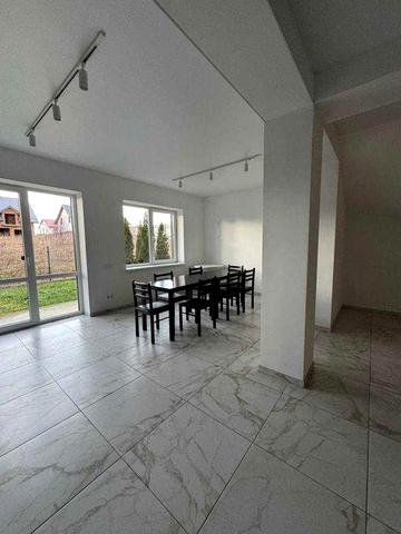 Довгострокова оренда будинку з власним двориком