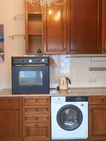 Продаж двокімнатної квартири з сучасним ремонтом на Печерському узвозі поруч з метро Кловська