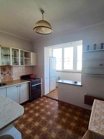 Продаємо 2-у кв. Бальзака 54,ремонт,поряд ТЦ Район,торг.центр