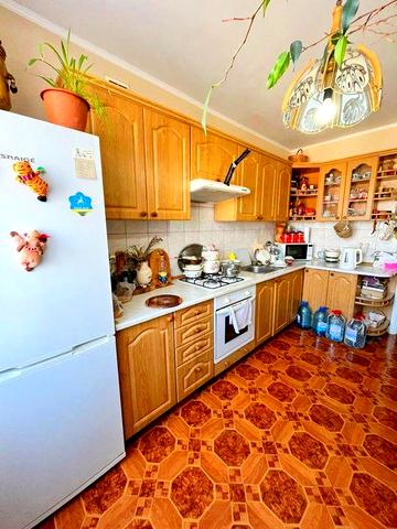 Вул. Шевельова (Руднева), 49/20. Продам гарну 3кім кв з меблями.