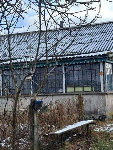 Продам будинок з великою земельною ділянкою та садком.