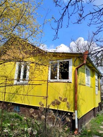 Дерев"яна дача у лiс.i Ялинка. До М Лiсова 7 км. Садове Товариство Полiтех. Без торгу.