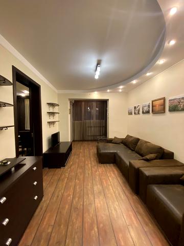 Анни Ахматової вул., 37