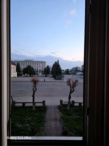 Продам чотирикімнатну квартиру в центрі тисмениці, дешево!