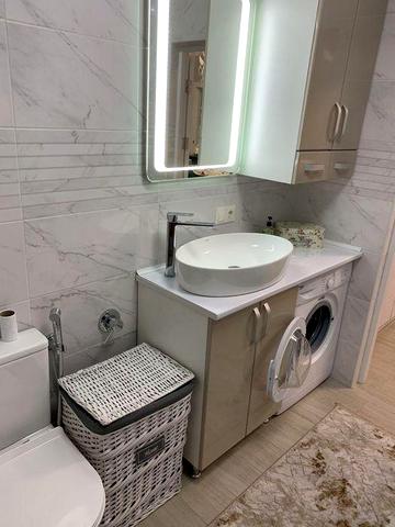 Здається квартира 1 кімнатна вул Вокзальна 54 Б 47м²  з ремонтом меблями та технікою 350$ місяць, перша здача, якщо цікавить набирайте.
Гарного дня