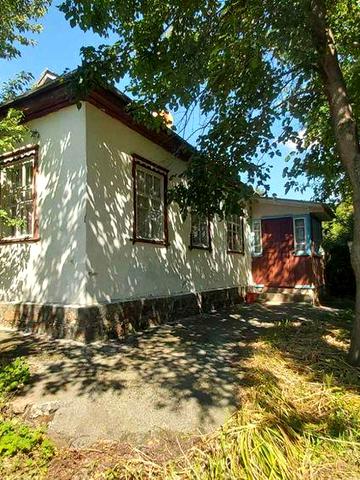 Стеблiв власний будинок. Перша лiнiя до рiки Боровиця.