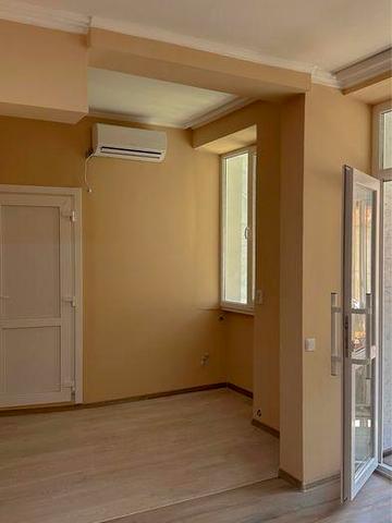 Продаж квартири-студії в самому центрі міста з власним входом