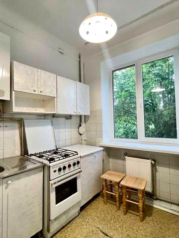 Продам  2х кімнатну в районі ЗЕЛЕНОГО БАЗАРУ (вул. КИШИНІВСЬКА), 2ий поверх, ГАЗОВИЙ котел, є балкон!