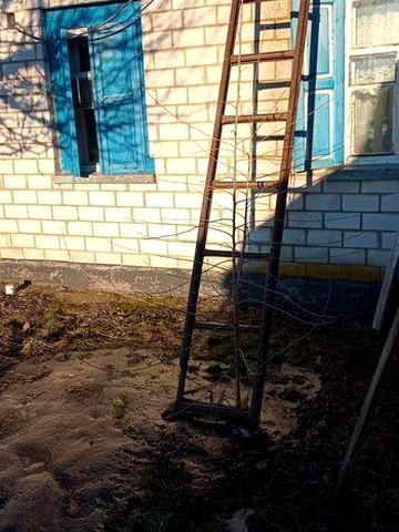 Продам хату у селі Вознесенське Золотоніського рну Черкаської обл возможна розсрочка 50х50 на півроку все офіційно документи готові