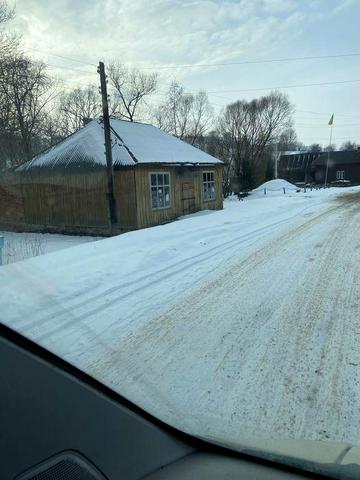 Земля . Будинок . Хата. Дом . в Карпатах  Фасад  біля річки.