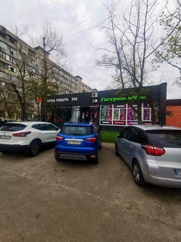 3 окна фасад, рядом новая почта, Оболонь, Озерная 28