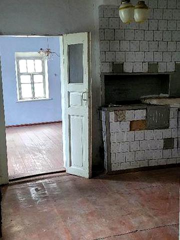 Присадибна ділянка зі старим будинком