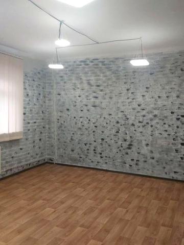 Продам 2-кімн.  квартиру на  пр.Соборний 222Б  рядом з Макдональдсом та  пр.Металургів можливо під офіс.