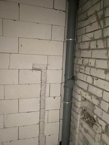 Сдам квартиру в строительном состоянии на первом этаже в сданном доме.